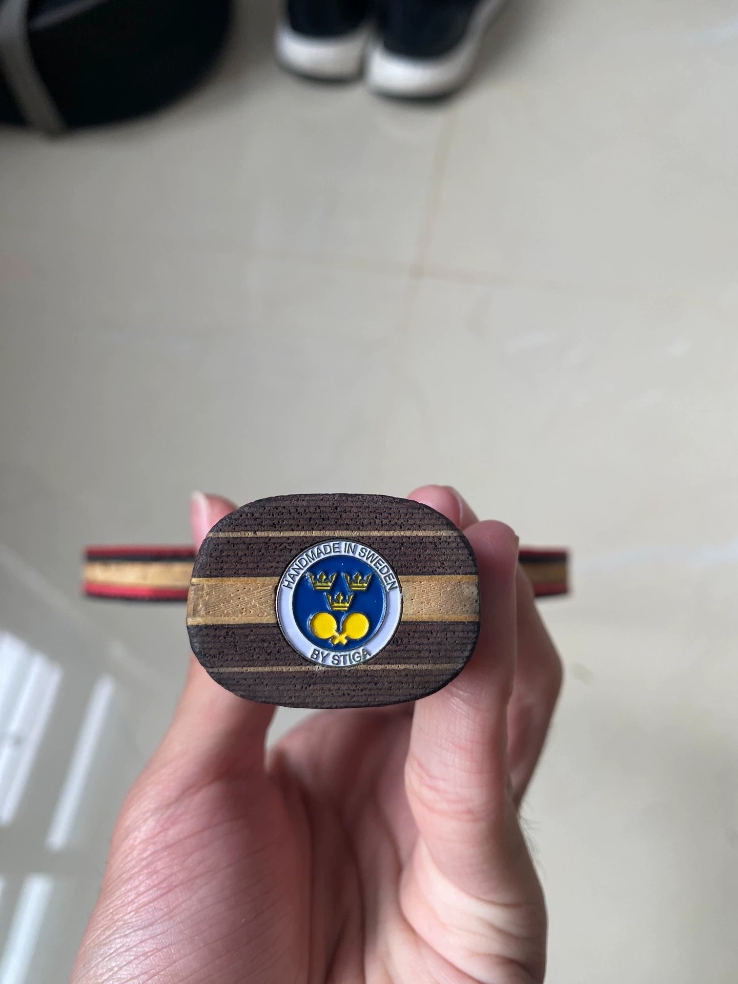 欧版斯蒂卡黑檀5 保真，轻微小磕碰，板面没有拉丝，打的很少大芯也很硬挺，一套出，套胶是骄猛白金 v 和红双喜金弓 9，都只用了不到一个月，1800 分以内的水平